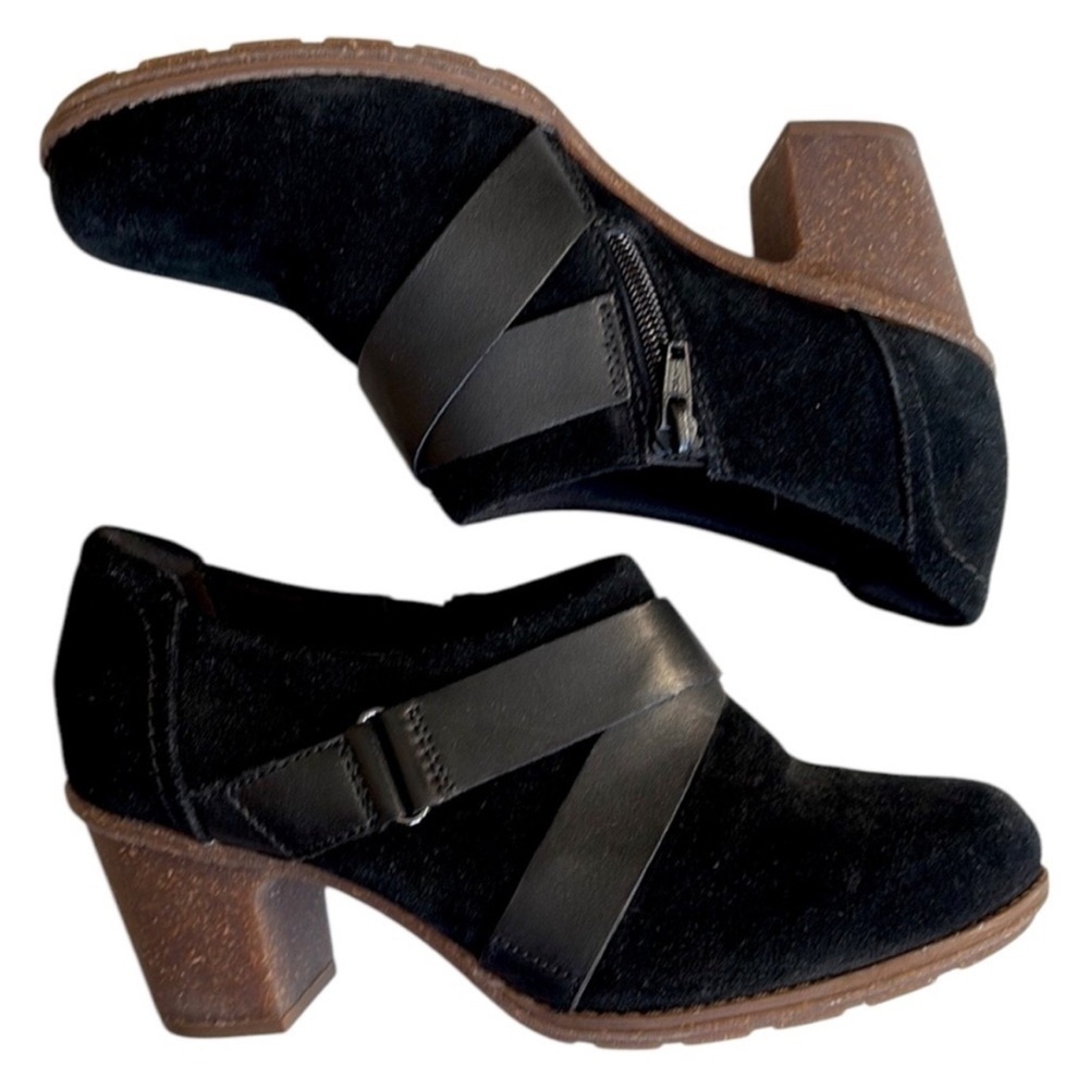 EUC Clarks Leather Heeled Booties Black Size 8 Wide Width